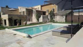 Villa spacieuse à Saint-Saturnin-lès-Apt avec piscine privée 350 m²